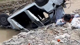 Maşını aşıran sürücü ÖLDÜ  - Sərnişinləri yaralandı