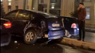 Heydər Əliyev prospektində qəza oldu, yolda sıxlıq yarandı   - VİDEO