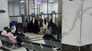 Tbilisi qatarına ilk bileti o aldı - Vağzalda növbə yaranıb - FOTO 