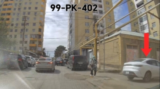 Avtomobili yolun ortasına atıb bir maşınlıq yer saxladı - VİDEO