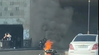 Bakıda qorxulu anlar; motosiklet yolun ortasında alışdı - VİDEO