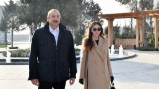 İlham Əliyev və Mehriban Əliyeva Bakıda yeni təmir olunmuş parkda - FOTO 