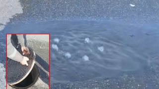 Xətaidə kanalizasiya daşdı, yolu çirkab su basdı - VİDEO