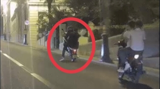 Şəhərin mərkəzində moped sürücüsü təkər qaldırıb şou göstərdi - VİDEO