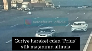 Bakıda "Prius" taksi yük maşınının altında qaldı - ANBAAN VİDEO 