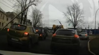 Yük maşını işıq naqillərinə ilişdi, dirək “Niva”nın üstünə aşdı   - VİDEO