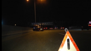 Gəncədə avtomobil işıq dirəyinə çırpılıb, sürücü xəsarət alıb 