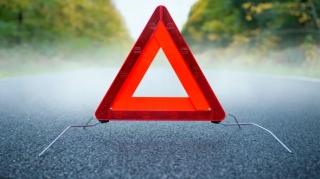 Qubada maşın ağaca çırpıldı - Ölən var - FOTO