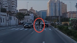 Keçidi skuterlə keçən gənc maşının qarşısına qəfil çıxaraq təhlükə yaratdı - VİDEO