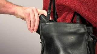 Kafedə Bakı sakininin çantasından 7 000 manat oğurlanıb 