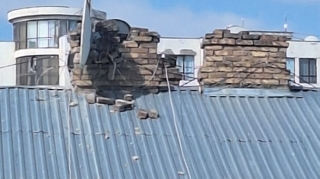 “Bu kərpiclər yoldan keçənlərin başına düşə bilər” - FOTO  