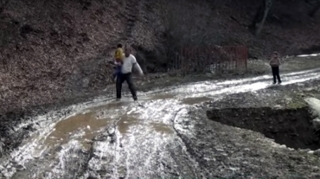 "Dəfələrlə maşınım aşıb, çaya düşmüşəm" - Sakinlərin yol problemi - VİDEO 