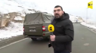 Sülhməramlılar İTV-nin jurnalistinin üstünə maşın sürdü  - VİDEO