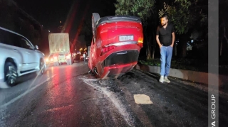 Bakıda avtomobil dayanacağa çırpıldı, 2 nəfər...   - FOTO