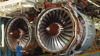 İtaliyada təyyarənin mühərrikinə sovrulan şəxs öldü 