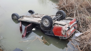 Kürdəmirdə avtomobil su kanalına aşıb: ölən və yaralanan var  - FOTO - VİDEO