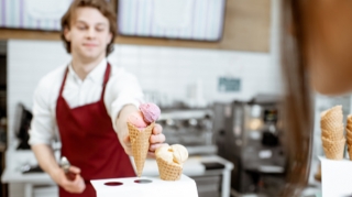 Rusiyada alkoqollu dondurma satan azərbaycanlı cərimələndi 