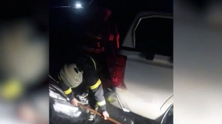 Спасатели МЧС помогли гражданам, застрявшим в автомобиле на обледенелой дороге в Физули - ВИДЕО