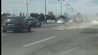 Bakıda yola qoyulan işarə “Prius”u qəzaya saldı - VİDEO 