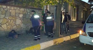 İki kişi sərxoş olub yolun ortasında yatdı: yolda böyük tıxac yarandı - FOTO