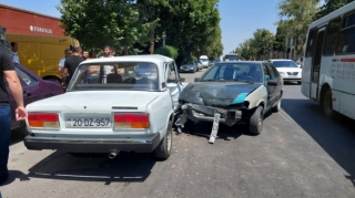 Gəncədə iki avtomobil toqquşub, xəsarət alan var   - FOTO