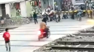 Qatarın gəlməsini son anda görən sürücü ölümdən belə döndü - VİDEO