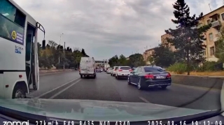 Binəqədidə əks yola çıxan avtobus sürücüsü sərnişinlərin həyatını riskə atdı   - VİDEO