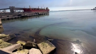 Krasnodarda dron zərbələrindən sonra neft dənizə sızıb 