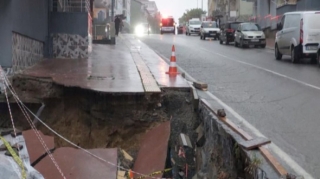 Avtomobili sel aparmasın deyə ağaca iplə bağladı - VİDEO 