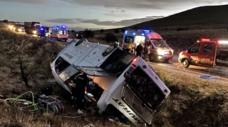 Avtobus dərəyə aşdı - 2 ölü, 21 yaralı 