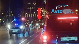 В Баку водитель проехал на красный свет вслед за оперативным транспортным средством - ВИДЕО 