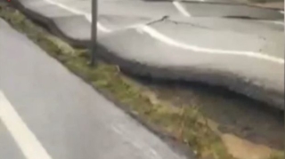 Türkiyədə sel yolu qeyri-adi hala  saldı  - VİDEO