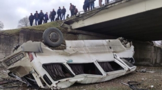 В Хачмазском районе микроавтобус съехал с моста: есть пострадавший - ФОТО 