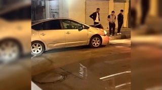 İdarəetmədən çıxan “Prius” yolu dönüb “BMW”yə çırpıldı   - VİDEO