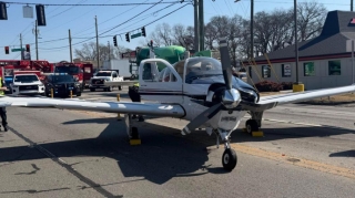 ABŞ-də təyyarə avtomobil yoluna eniş etdi - VİDEO