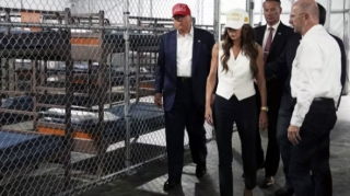  İNANILMAZ İDDİA:  Deportasiya edilən adamyeyən təyyarədə özünü yedi