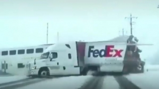 Qatar "TIR"ı iki hissəyə böldü - ŞOK VİDEO 