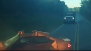 TIR qarşısına çıxan avtomobili vurub yük maşınının altına atdı  - VİDEO