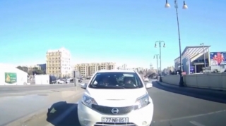 Əks yola çıxan qadın sürücü qəza törədib şoka düşdü – 77-NB-851 - ANBAAN VİDEO 