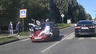 Qayda pozan sürücü piyada keçidində 3 yeniyetmə qızı vurdu – ANBAAN VİDEO 