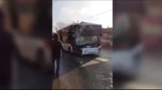 Bakıda iki avtobus toqquşub:  xəsarət alan var  - VİDEO 