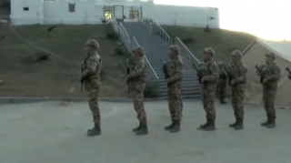 Daxili Qoşunların Xüsusi Təyinatlıları Laçın-Xankəndi yolunda aktivistləri belə qoruyur - VİDEO 