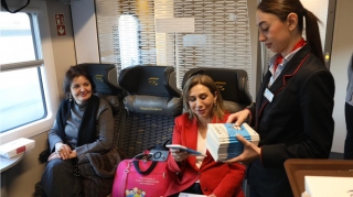 Qatarda sərnişinlərə kitab hədiyyəsi - FOTOLAR 