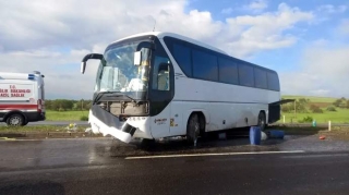 В Турции автобус врезался в ограждение, 16 человек пострадали 