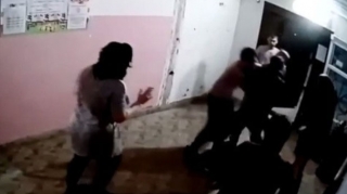 Sakitliyə riayət etməyə dəvət edən binanın sakinini döyərək öldüdülər - VİDEO 