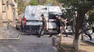 Şəhidlər xiyabanında qeyri-etik videolar çəkən əcnəbilərin məhkəməsi başlayıb - YENİLƏNİB