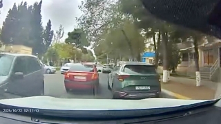 Zolaqda dayanıb telefonla danışan qadın sürücü digərlərinə 150 manatlıq qayda pozdurdu   - VİDEO