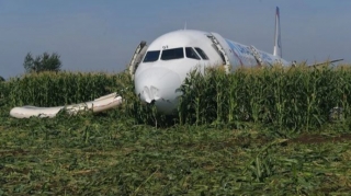 Пилот разбился на самодельном самолете рядом с жилым домом