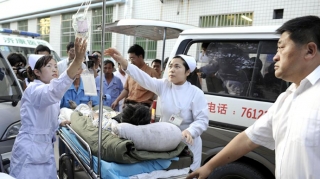 Çində məktəbdə dəhşət;  50 yaşlı mühafizəçi 39 şagirdi bıçaqladı - FOTO 