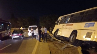 Bakıda sərnişin avtobusu qəzaya uğrayıb - FOTO 